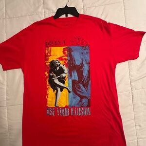 Band t shirt Guns N Roses Use Your Illusion I & II red concert rock tee Size M